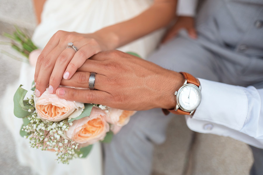 結婚式で手を重ねる男女