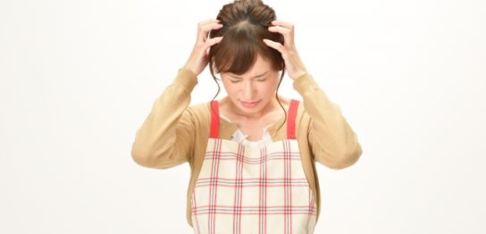 頭を抱える主婦